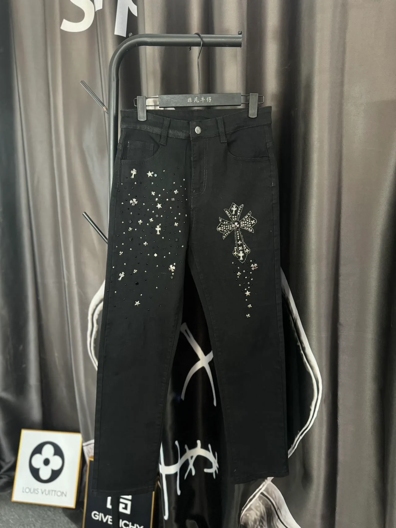 P180 ☞CHROME HEARTS✘Cro Heart Overseas Edition 24ss🔥New Heavy Industry Washed Embroidered American Retro Workwear Washed Jeans Loose Pants with Perfect Details Washed Denim Fabric is Wear-Resistant and Dirty Three-Dimensional Cutting Loose Fit Imported Machine Printing Will Not Crack and Fall Off After Repeated Washing Same Couple Style Color: Denim Blue Size: M-2XL Pants Length Waist Hips M 96 76 106 L 97 80 110 XL 98 84 114 2XL 100 88 118